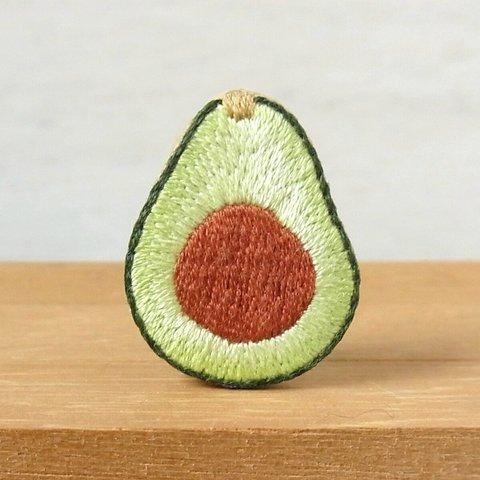 アボカドの手刺繍ブローチ