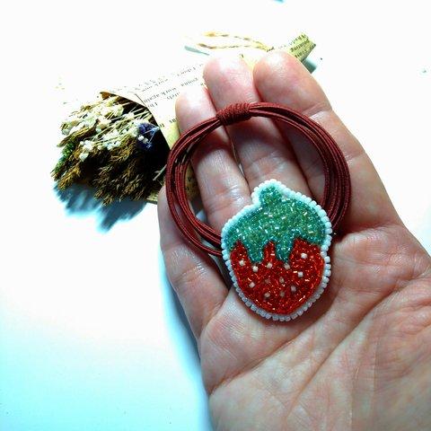 ビーズ刺繍いちごのヘアゴム🍓キラキラデリカビーズ