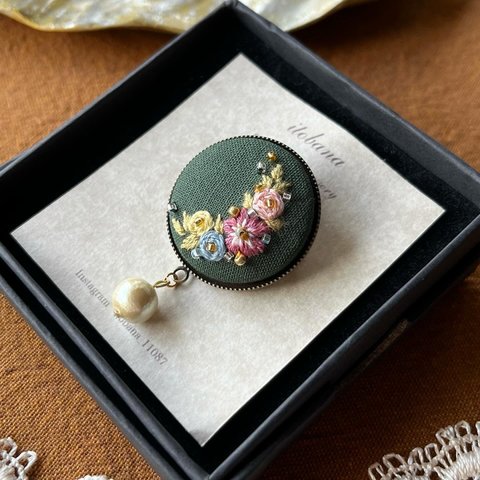 手刺繍の芸術を身にまとう。春の花々が輝くブローチ。