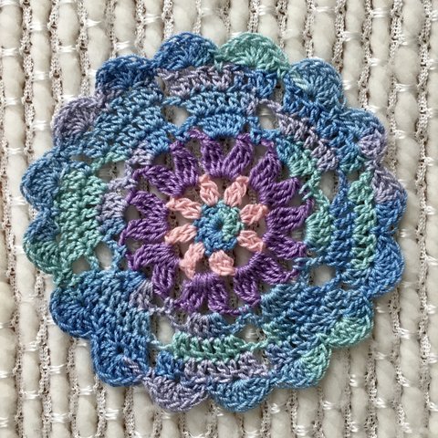 ハートドイリー(直径11 cm)、春色のハートドイリー、Crochet heart doily in variegated blues with purple and pink, Springtime