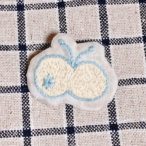 蝶の刺繍ブローチ