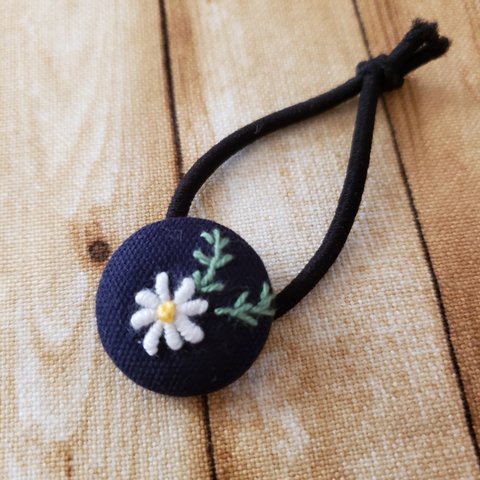 【現品　ヘアゴム】手刺繍　マーガレット　紺