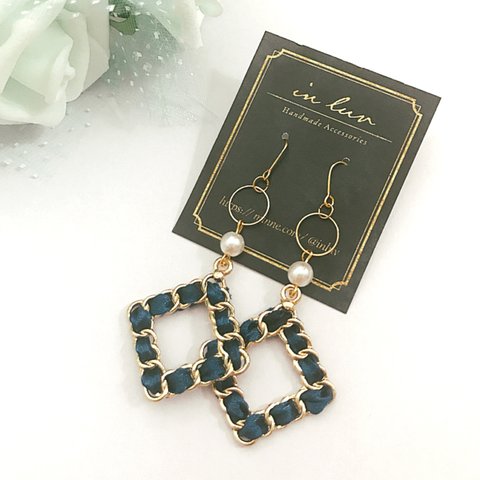 〔chic navy〕 編み入れリボン ピアス 樹脂ピアス イヤリング