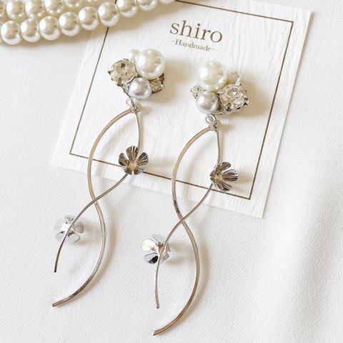 シルバーフラワーチャームのビジューピアス/イヤリング　グレーパール　