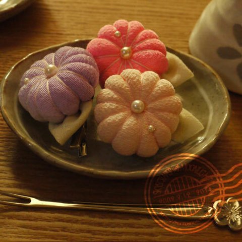 和菓子風お花のブローチ