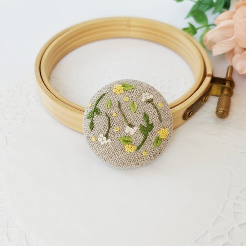 【 ブローチ 】刺繍 くるみボタン  ( 3.8cm )