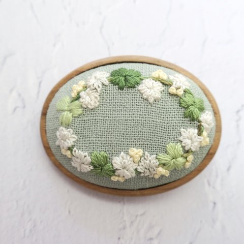 【シロツメクサの花かんむり】木枠の刺繍ブローチ