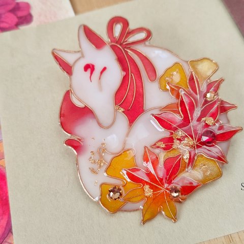 紅葉をまとうお狐様ブローチ（brooch of fox〜Autumn joy〜 ）