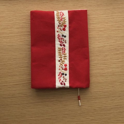 刺繍》赤く色づいた草花のブックカバー