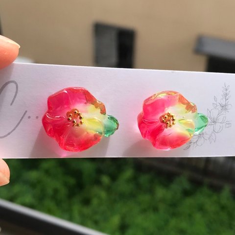 ハイビスカスのピアス/イヤリング 夏の花