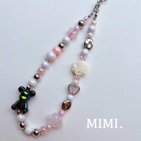 ビーズストラップ🧸🖤スマホストラップ🩶ハンドストラップ⚪️オーロラブラックくま＆いちご🍓¨̮*/MIMI. 