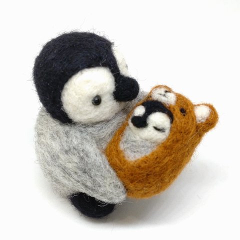 お母さんペンギンと赤ちゃんペンギン(クマおくるみver.)