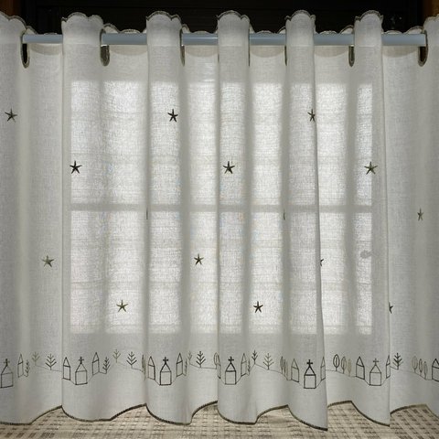 北欧の街並み刺繍カフェカーテン（幅130cm×丈70cm）
