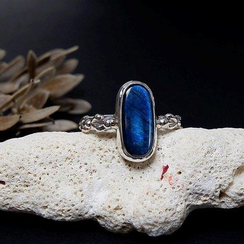 ～鮮やかなブルーの輝き～　スペクトロライトの粒飾りリング　12.5号　天然石アクセサリー　指輪　一点物　彫金