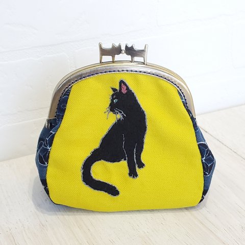 黒猫の手刺繍　ネコひねりのがま口(カラシ)👛