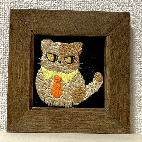 《ネクタイをした猫》手刺繍  ミニ額