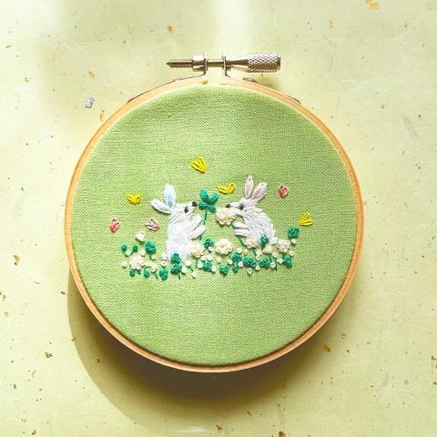 【刺繍】緑色の生地にシロツメクサ畑を感じる、刺繍フレーム シロツメクサ畑に住むうさぎさん🐇🍀刺繍枠／刺繍アート／シロツメクサ／うさぎモチーフ／お花刺繍／動物刺繍／送料無料／無料ラッピング