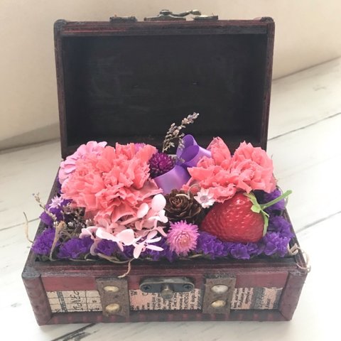 ⚛️【SALE】カーネーション宝箱アレンジ