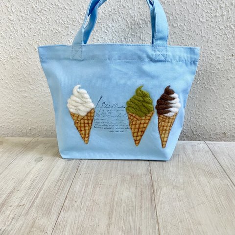 【SALE】Cafe-sweets☆羊毛刺繍キャンバストート〜☆トリプルソフトクリーム🍦🍦🍦（ライトブルー）