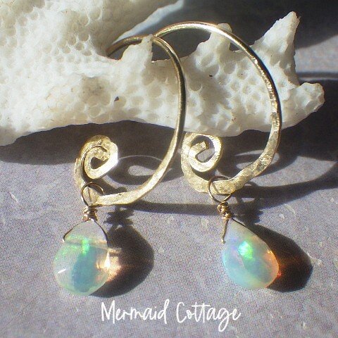 【宝石質】*14kgf*Swirl and Opal プレシャスオパールの渦巻きピアス☆槌目