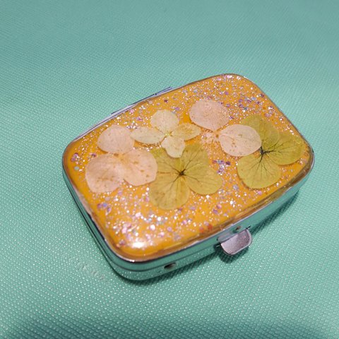 黄色いお花のキラキラピルケース