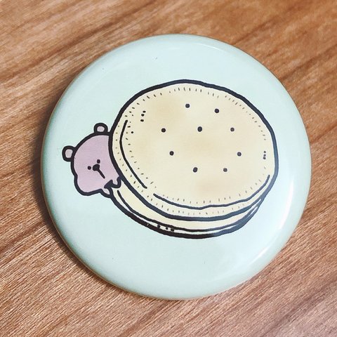 くまお 缶バッジ ビスケットにはさまる。編