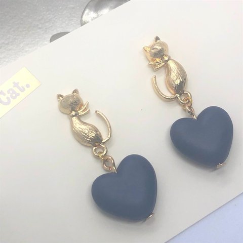 【猫がポイント】青いハートの猫ピアス