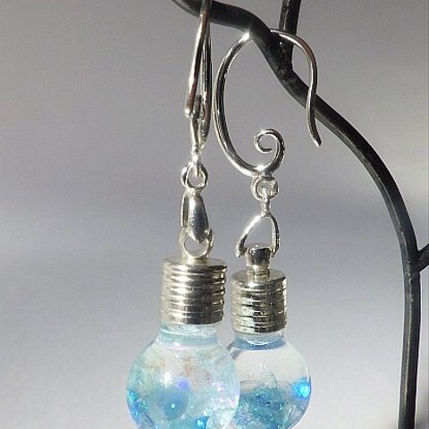 Floating Ocean in tiny light bulb　海の欠片が舞う豆電球スノードームネックレス