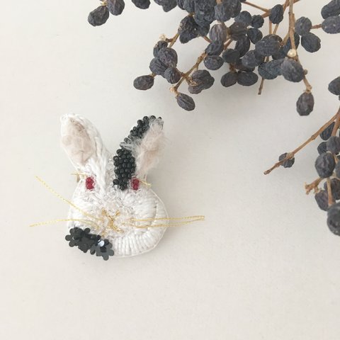 【受注生産】《プチサイズ》Rabbit black flower刺繍ブローチ 