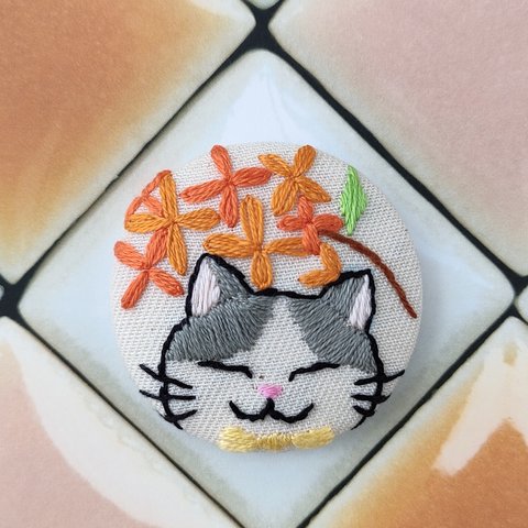 猫ちゃんと金木犀の刺繍ヘアゴム　ハチワレ