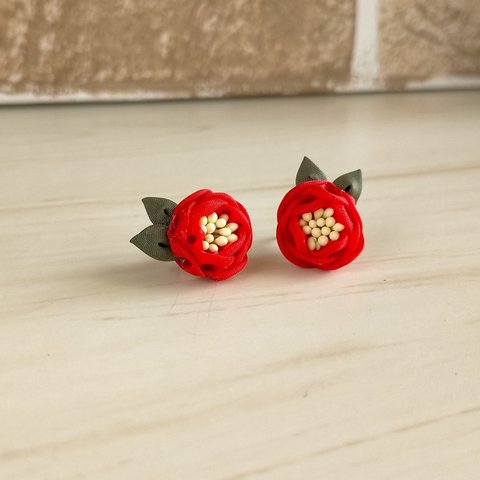 ＜再販×２＞赤椿風つまみ細工の耳飾り