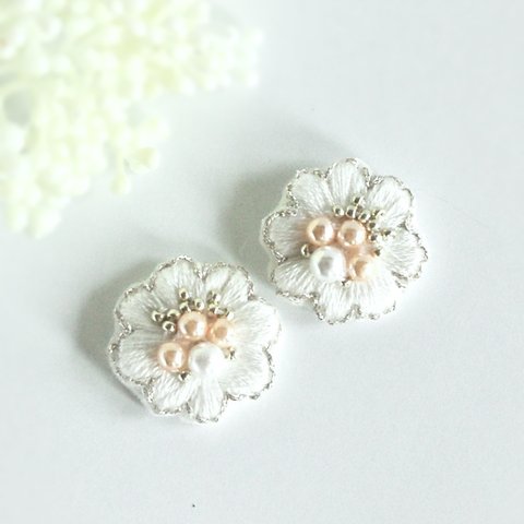 ゆきのおはな 刺繍ピアス