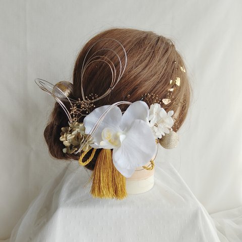 白い胡蝶蘭とタッセルの和装髪飾り　成人式へア　卒業式ヘア　結婚式へア　白無垢髪飾り　白無垢ヘア