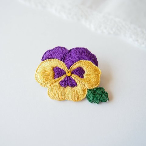 [受注制作]  パンジーの刺繍ブローチ（黄色×紫）