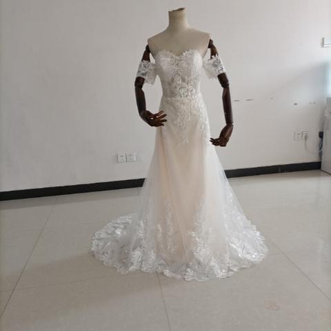 優雅なシルエット ウェディングドレス ローズピンク 花柄のモチーフ刺繍が美しく 花嫁/ウェディングドレス/