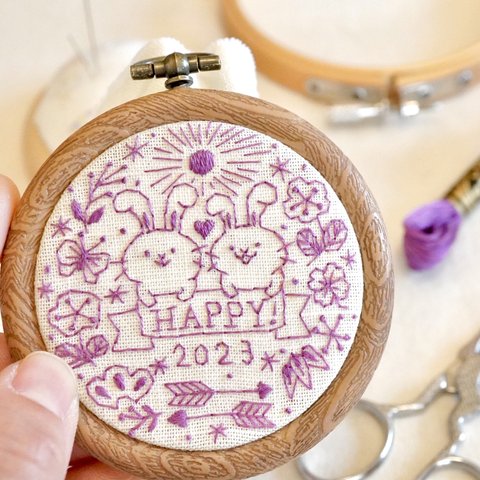 [刺繍キット]2023年 happy干支ウサギの刺繍飾り