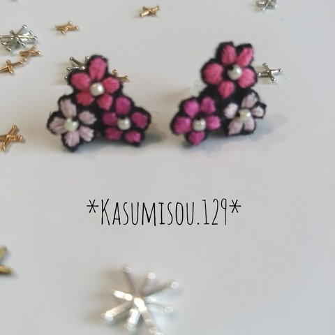 手刺繍・3つのお花ピアス（樹脂ピアス）