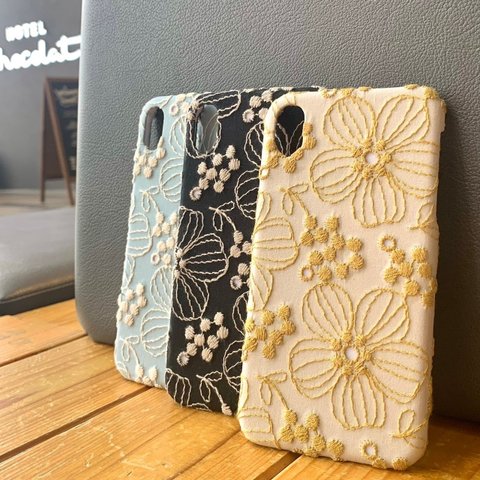 刺繍のペチュニア咲く　iPhoneケース