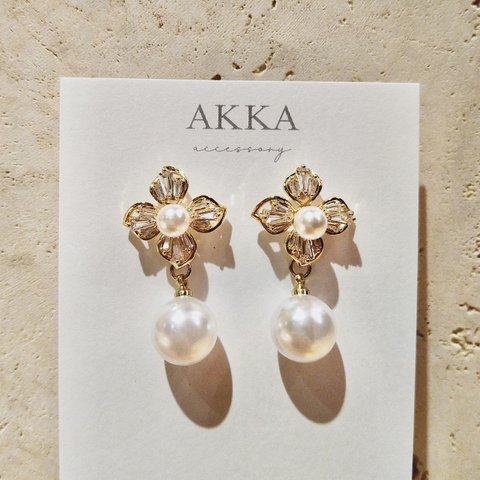 Flower bijou&pearl earrings フラワービジューとパールのイヤリング　　痛くない樹脂イヤリング樹脂ピアスお花のイヤリングお花のピアス金属アレルギー大人可愛い結婚式ウエディング