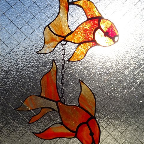 空を泳ぐ2匹の金魚の親子