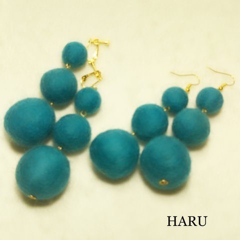 ・HNTK・・・ターコイズブルー フェルトボールイヤリング ピアス P0115