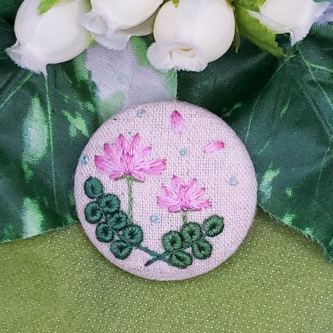 刺繍くるみボタンブローチ・ヘアゴム 《レンゲソウ》×生成り  手刺繍  