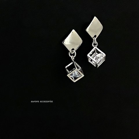 cube pierced earrings　スタッドピアス　スクエア　四角　キューブ　シルバー　揺れる　上品　エレガント　シンプル　個性的