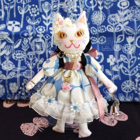 妖精猫　瞳キラキラ✨リュックを背負って　水玉柄のドレス　ドールドールチャーム