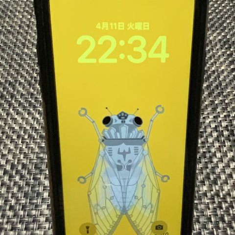 スマホ壁紙【セミ型ロボット】iPhone X以降のサイズ
