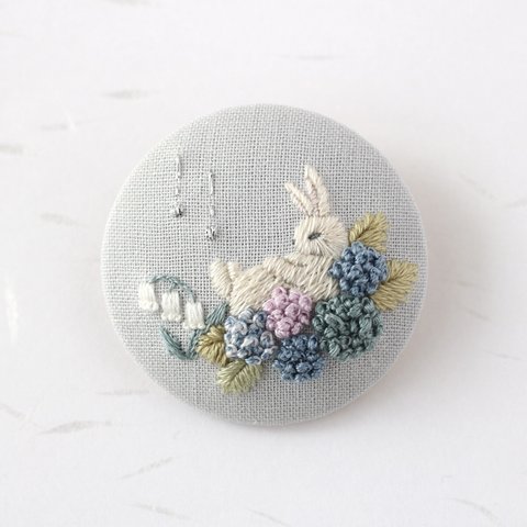 森の雨音と白うさぎ　〜すずらん・あじさい〜　手刺繍ブローチ