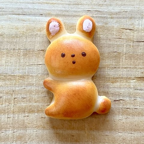 だっこポーズのうさぎパンブローチ