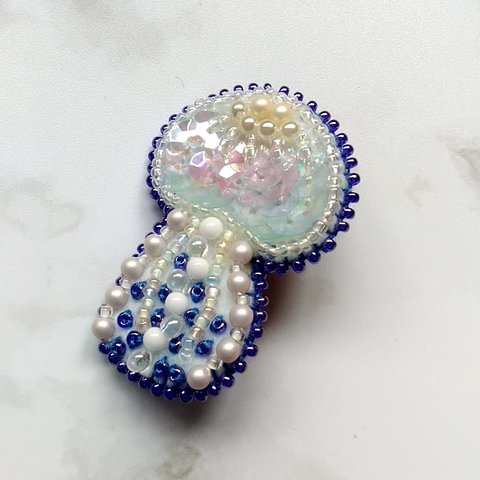 クラゲ 刺繍 ブローチ ①