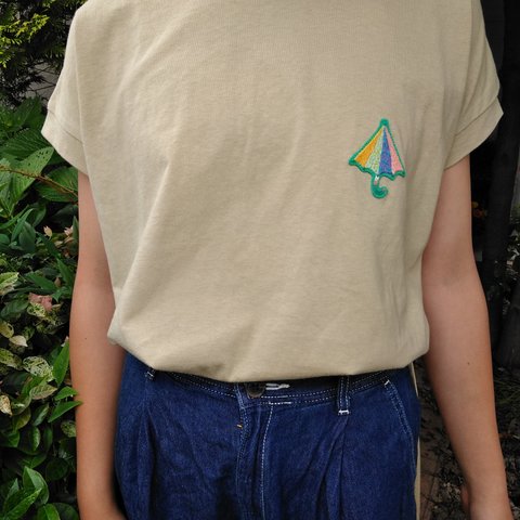 傘のワンポイント刺繍Tシャツ