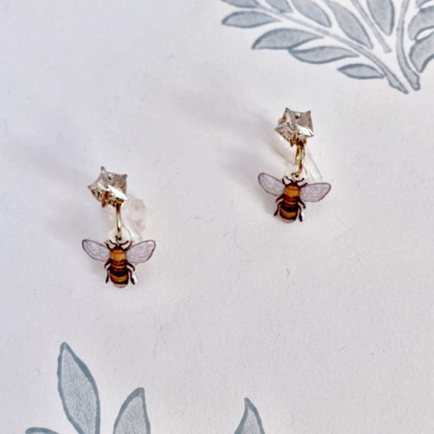 Bee Lovelyハチミツ色の星スワロフスキーとみつばちイヤリング　樹脂イヤリング　ノンホールピアス　